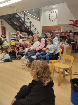 Contacontes a la biblioteca d'Encamp.