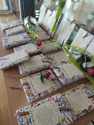Llibre sorpresa de Sant Jordi a la biblioteca del Pas de la Casa.
