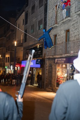 Un moment de la despenjada de Carnestoltes durant el Carnaval d'Encamp..