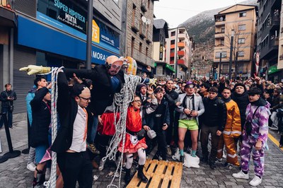 Un moment de la celebració de la Penjada del Carnestoltes durant el Carnaval d'Encamp..