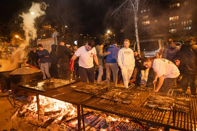Un moment da la sardinada popular durant un Carnaval d'Encamp..