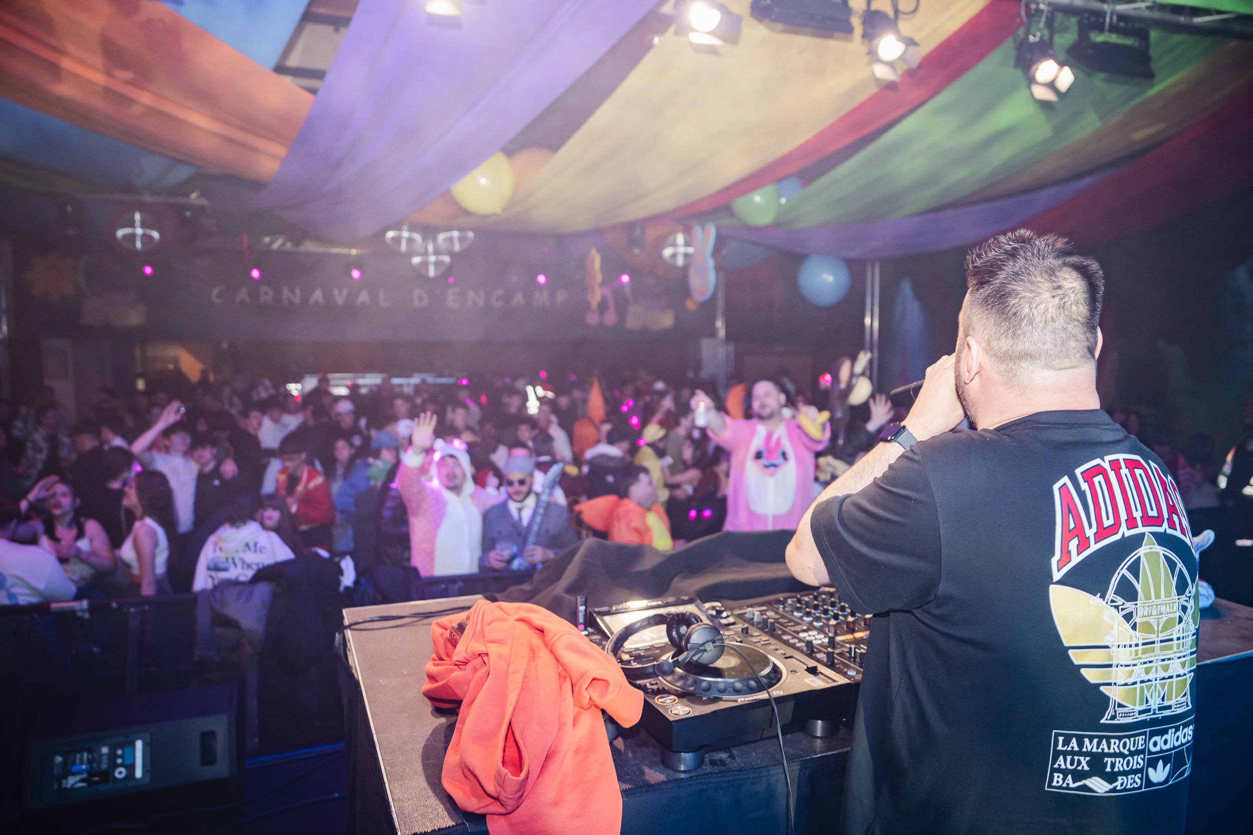 11 - GRUP DE VERSIONS LES CAIPIRINYES + DJ MONCHO + DJ MON  - CARNAVAL ENCAMP 2025  - 40.jpg
