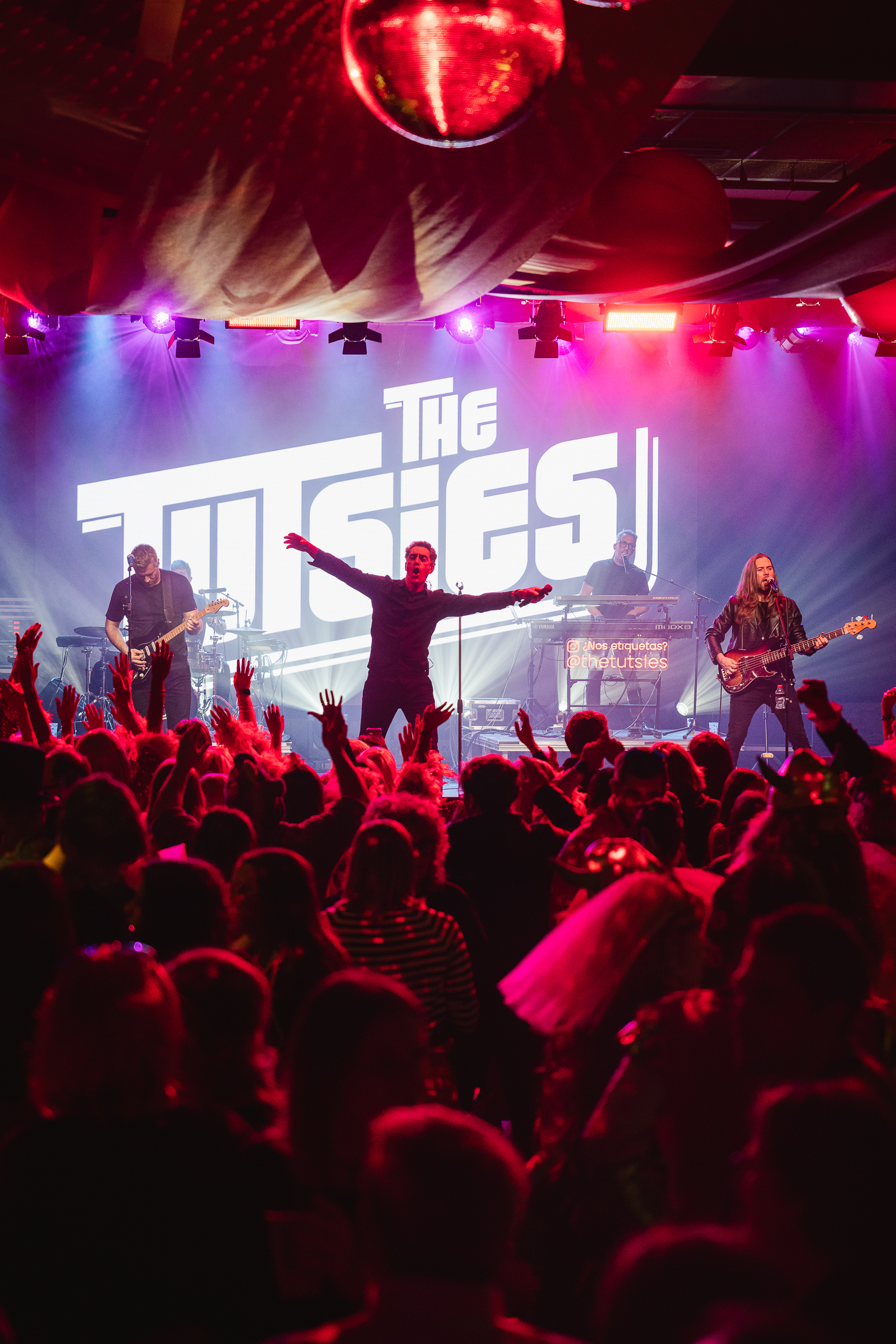 8 - GRUP DE VERSIONS _THE TUTSIES_ + ENTREGA DE PREMIS + BANDIDOS PERVERSIONS - CARNAVAL ENCAMP 2025  - 40.jpg
