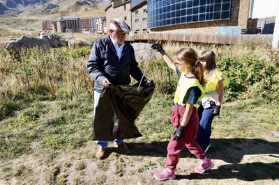 Jornada de 'Clean up day' amb els alumnes del Pas de la Casa..