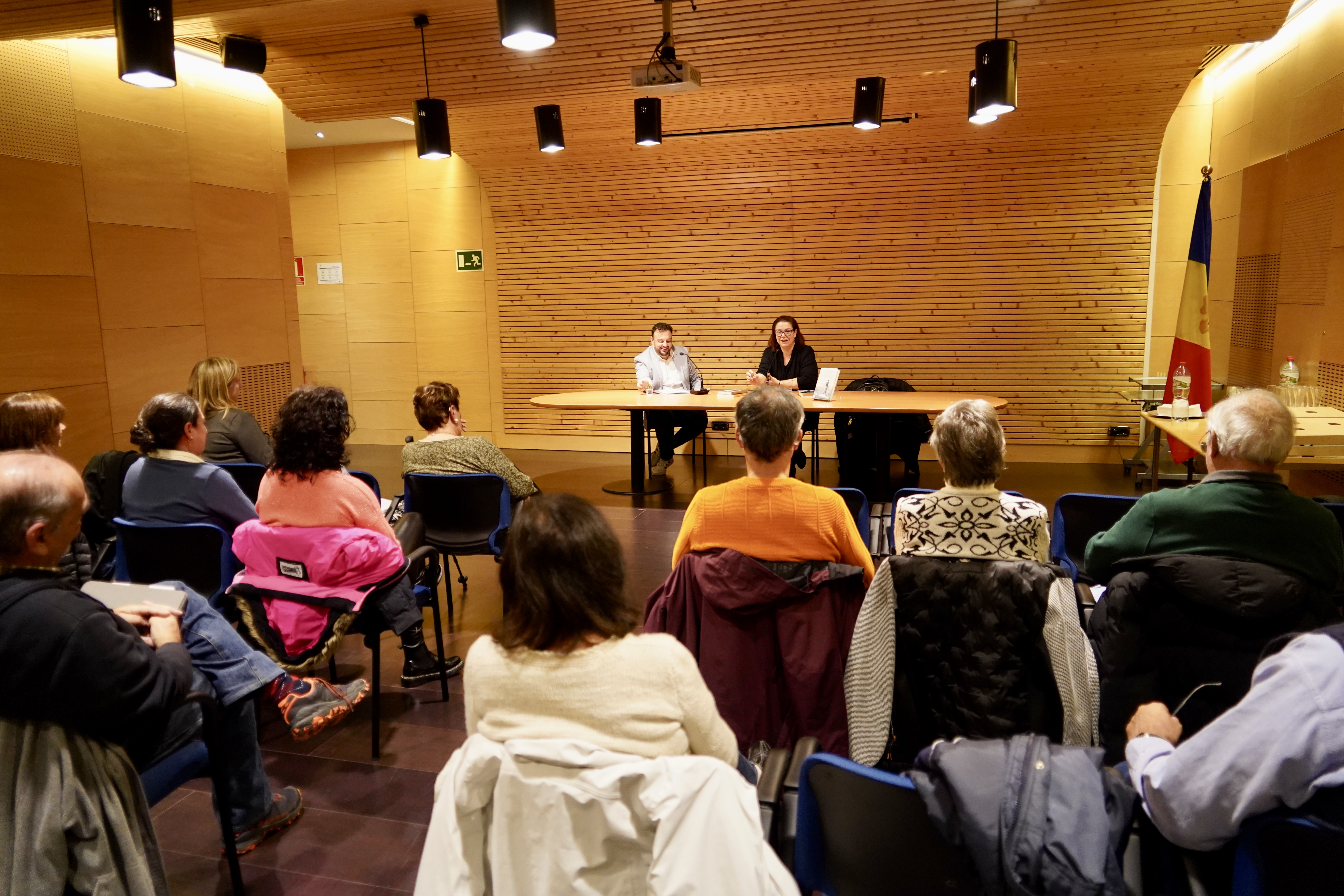 Entrevista literària a l’escriptora Caro Santos al Pas de la Casa