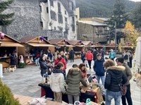 Comença el mercat de Santa Llúcia d’Encamp amb parades d’artesania i espectacles musicals a la plaça de Sant Miquel