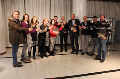 Un bríndis per la publicació de l'obra.