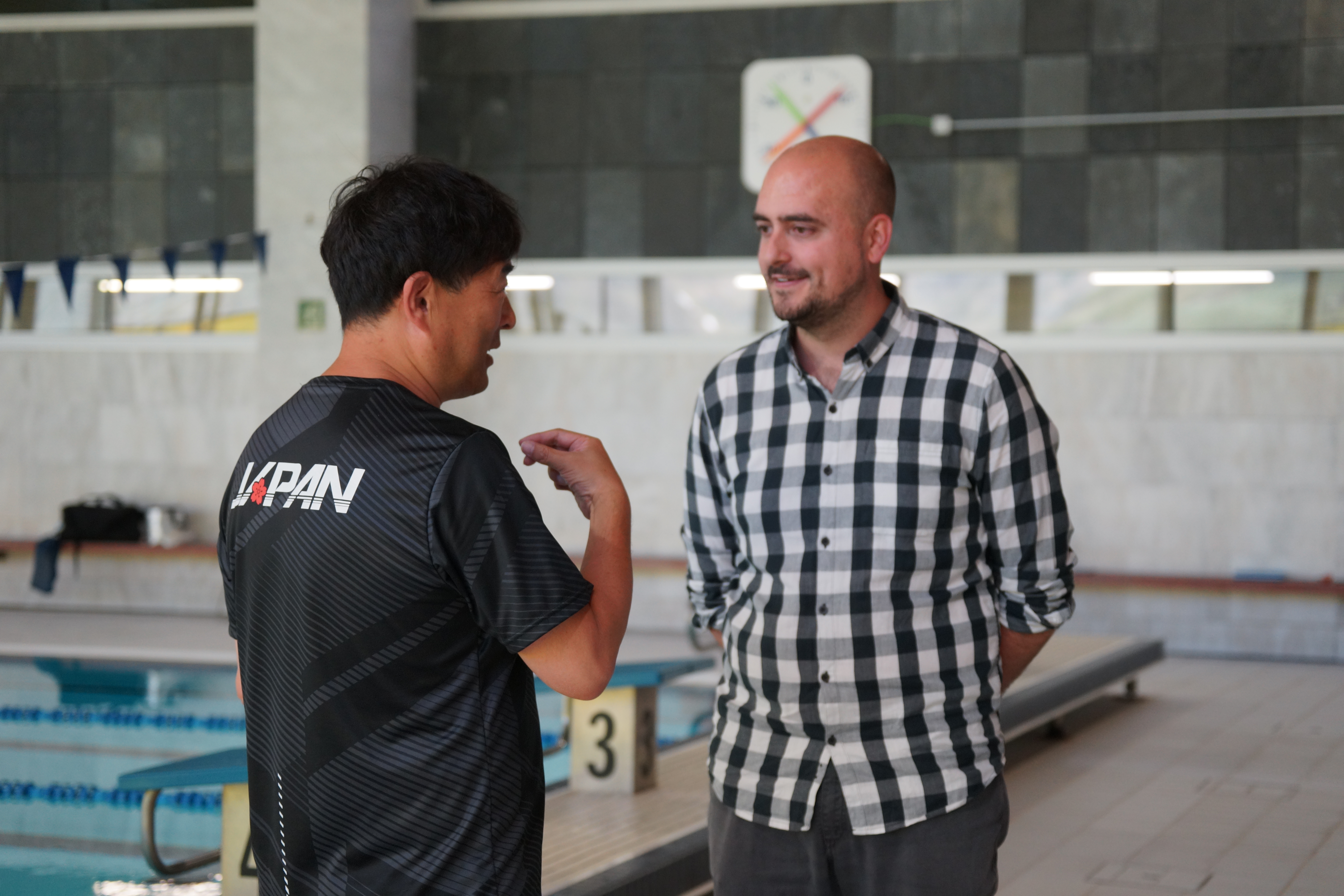 El conseller d'Esports, Infància i Joventut, Xavier Fernàndez, i l'entrenador de natació Norimasa Hirai