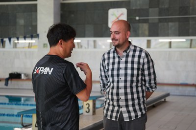 El conseller d'Esports, Infància i Joventut, Xavier Fernàndez, i l'entrenador de natació Norimasa Hirai.