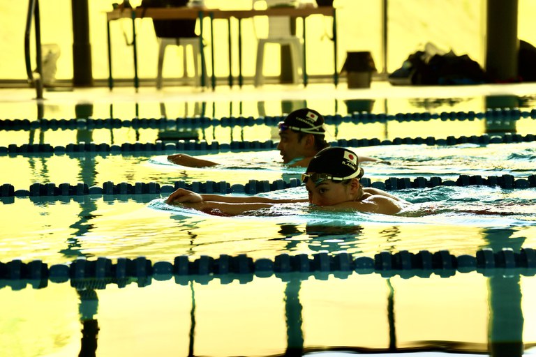 Nedadors de la selecció japonesa a la piscina del Centre Esportiu del Pas de la Casa