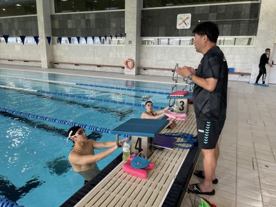 Nedadors de la selecció japonesa a la piscina del Centre Esportiu del Pas de la Casa.