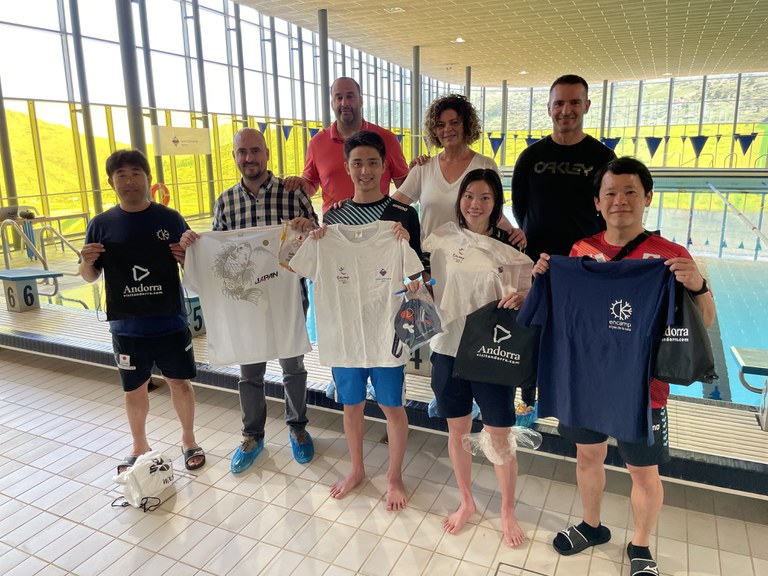 Nedadors de la selecció japonesa a la piscina del Centre Esportiu del Pas de la Casa
