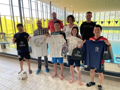 Nedadors de la selecció japonesa a la piscina del Centre Esportiu del Pas de la Casa.