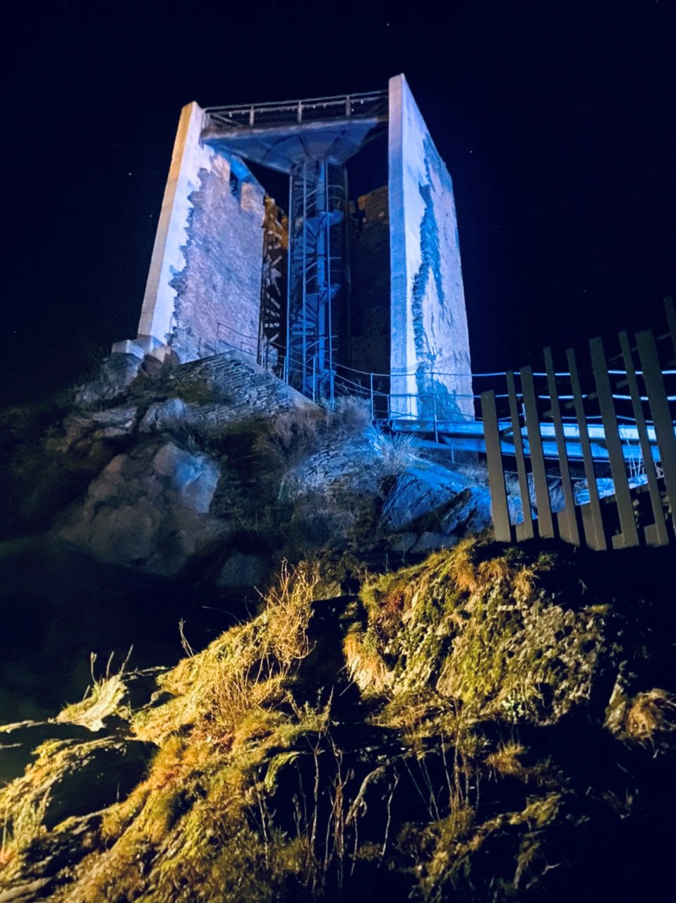 La Torre dels Moros en blau pel Dia mundial de conscienciació de l'autisme 2021
