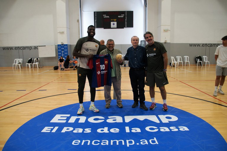 Activitat del Barça d'handbol amb els infants de l'Àrea de Jovent d'Encamp