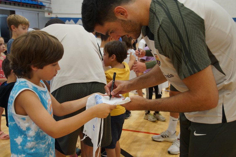 Activitat del Barça d'handbol amb els infants de l'Àrea de Jovent d'Encamp