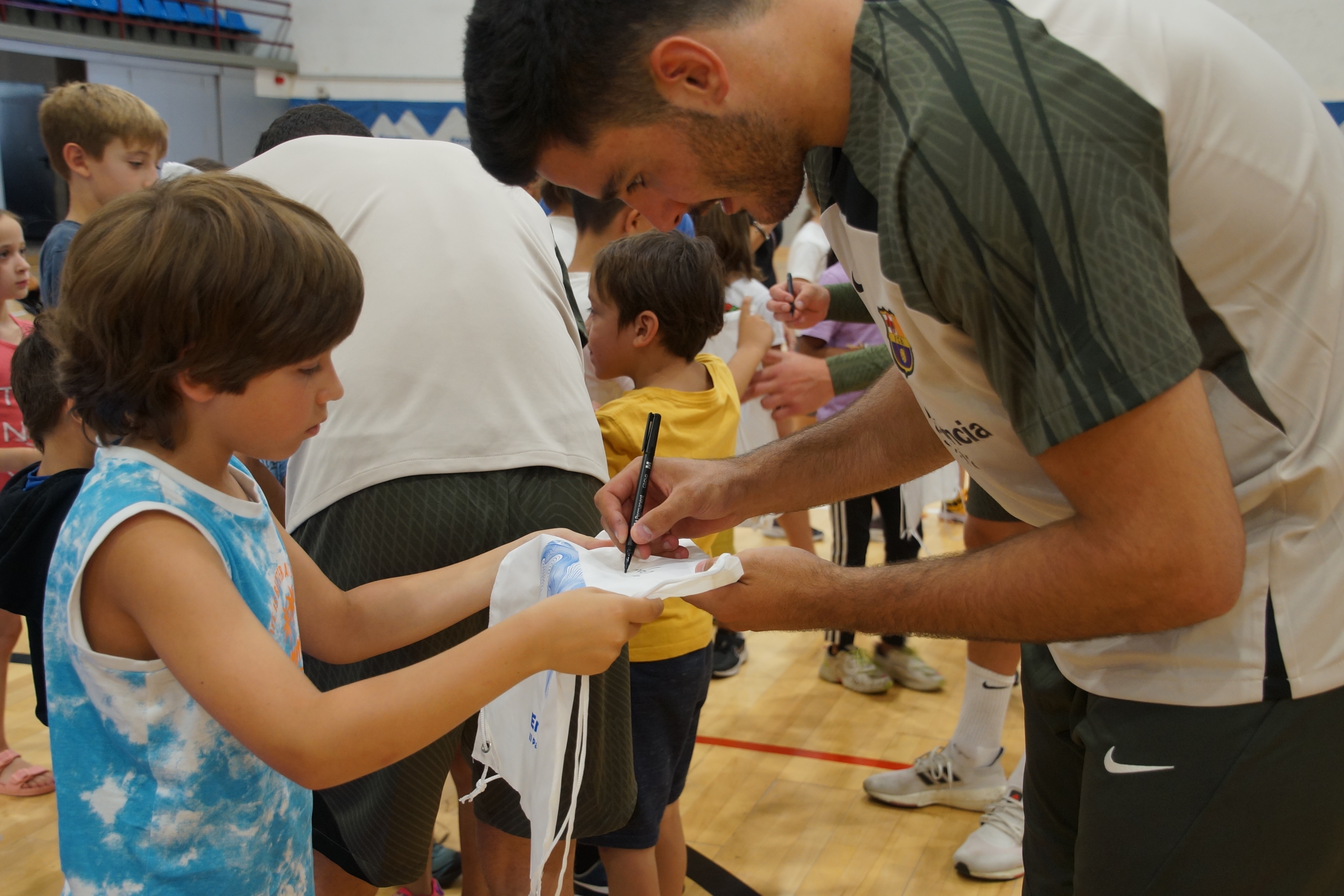 Activitat del Barça d'handbol amb els infants de l'Àrea de Jovent d'Encamp
