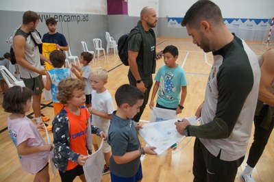 Activitat del Barça d'handbol amb els infants de l'Àrea de Jovent d'Encamp.