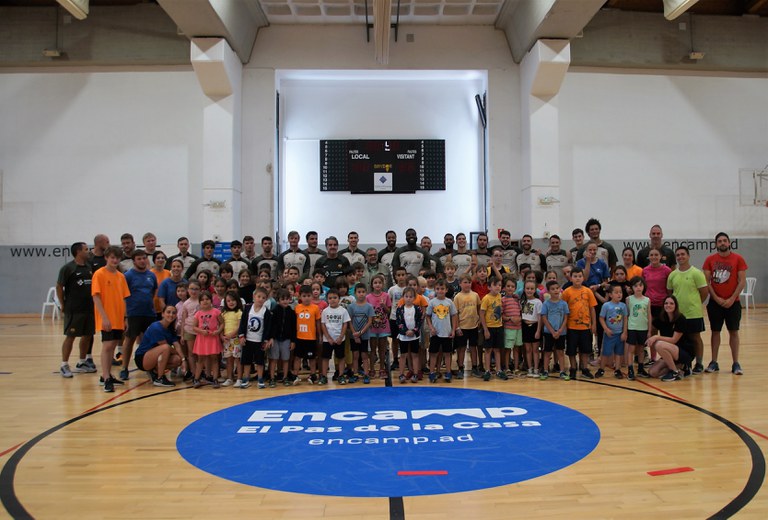 Activitat del Barça d'handbol amb els infants de l'Àrea de Jovent d'Encamp