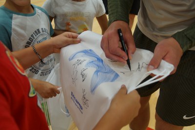Activitat del Barça d'handbol amb els infants de l'Àrea de Jovent d'Encamp.