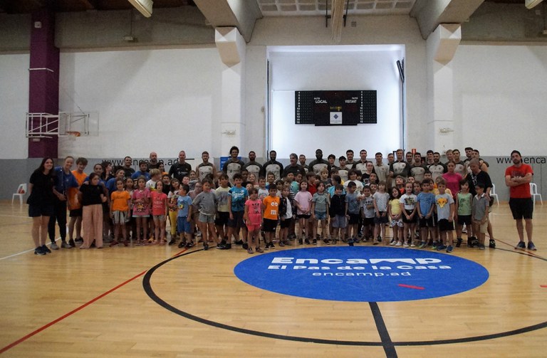 Activitat del Barça d'handbol amb els infants de l'Àrea de Jovent d'Encamp