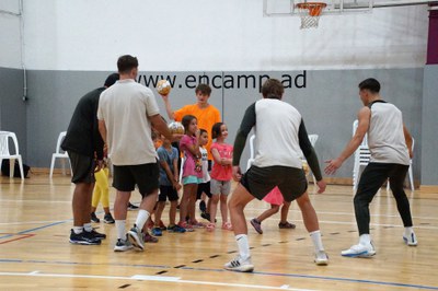 Activitat del Barça d'handbol amb els infants de l'Àrea de Jovent d'Encamp.