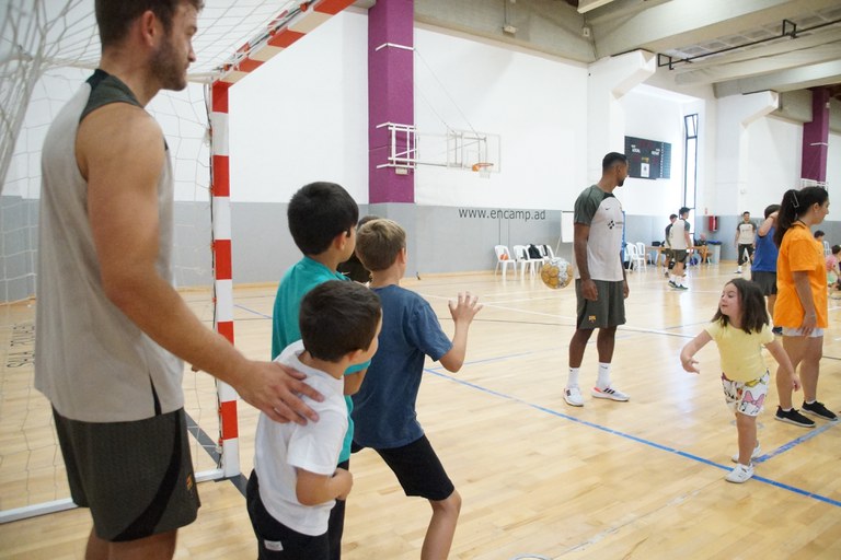 Activitat del Barça d'handbol amb els infants de l'Àrea de Jovent d'Encamp