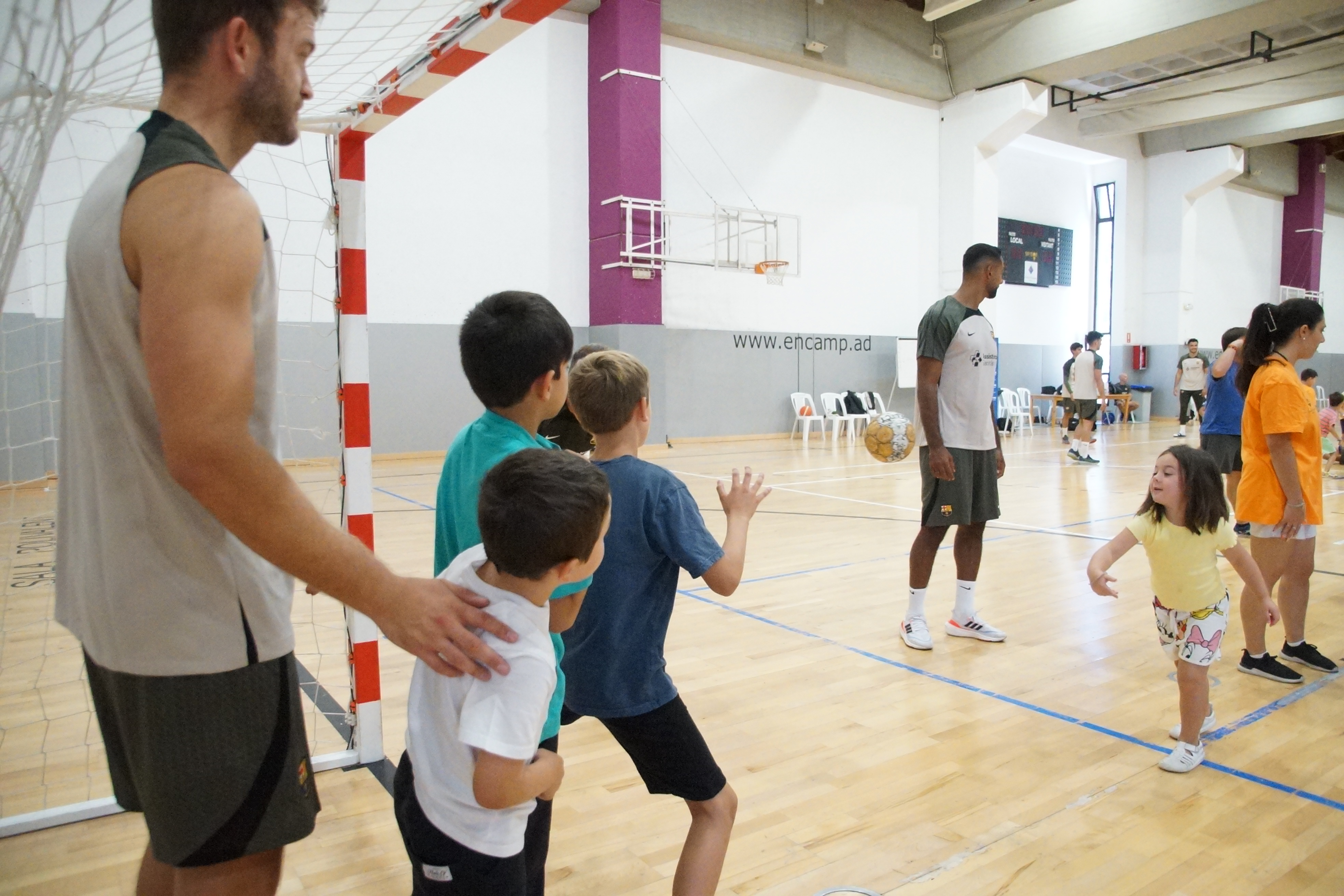 Activitat del Barça d'handbol amb els infants de l'Àrea de Jovent d'Encamp