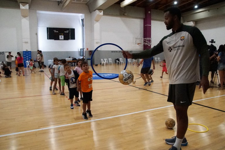 Activitat del Barça d'handbol amb els infants de l'Àrea de Jovent d'Encamp