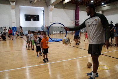 Activitat del Barça d'handbol amb els infants de l'Àrea de Jovent d'Encamp.