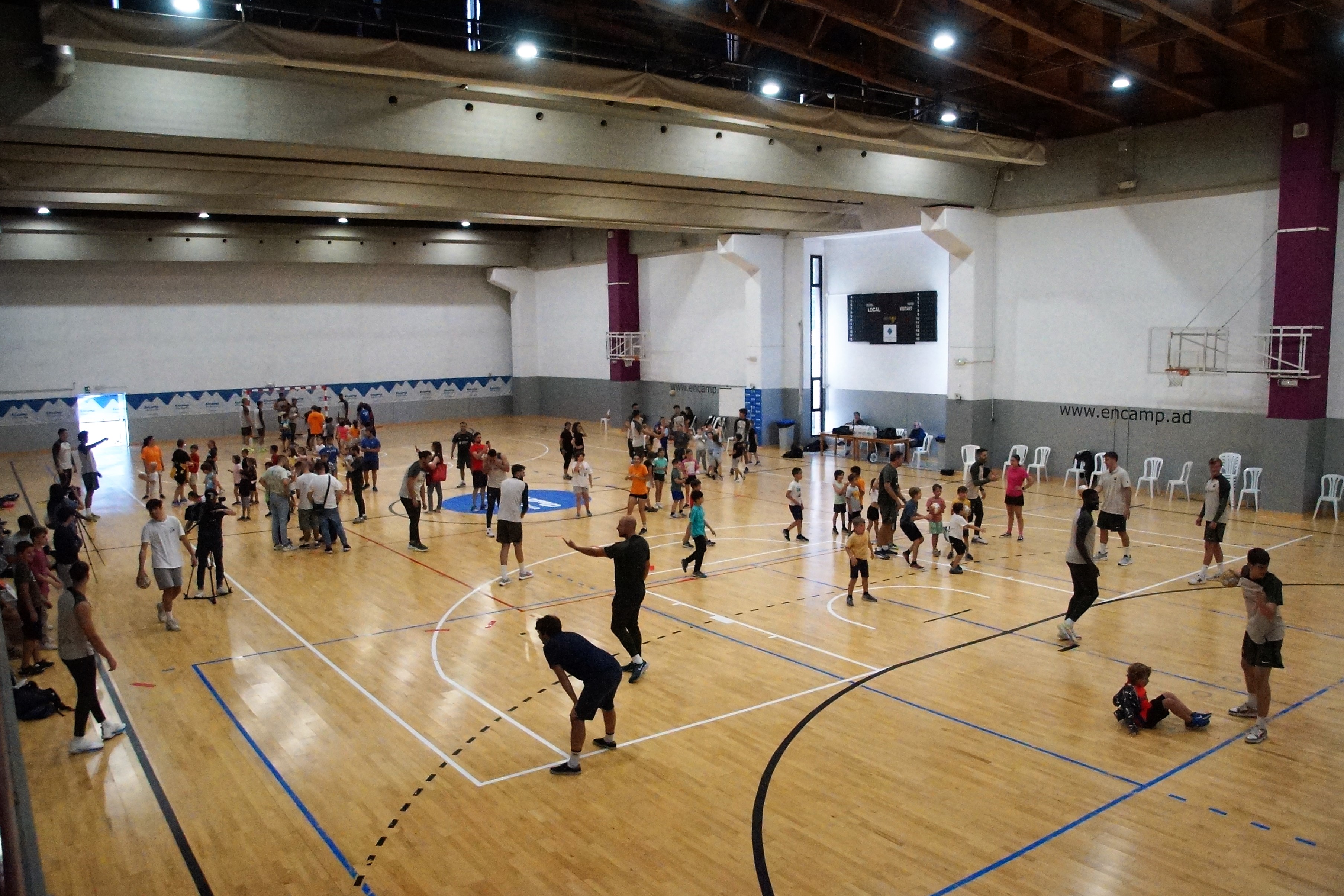 Activitat del Barça d'handbol amb els infants de l'Àrea de Jovent d'Encamp