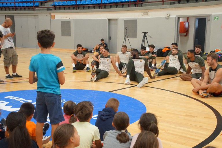 Activitat del Barça d'handbol amb els infants de l'Àrea de Jovent d'Encamp