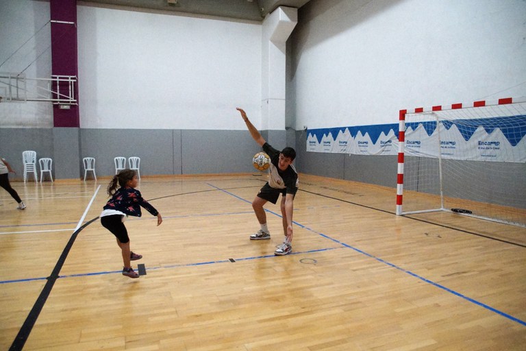 Activitat del Barça d'handbol amb els infants de l'Àrea de Jovent d'Encamp