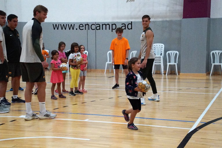 Activitat del Barça d'handbol amb els infants de l'Àrea de Jovent d'Encamp