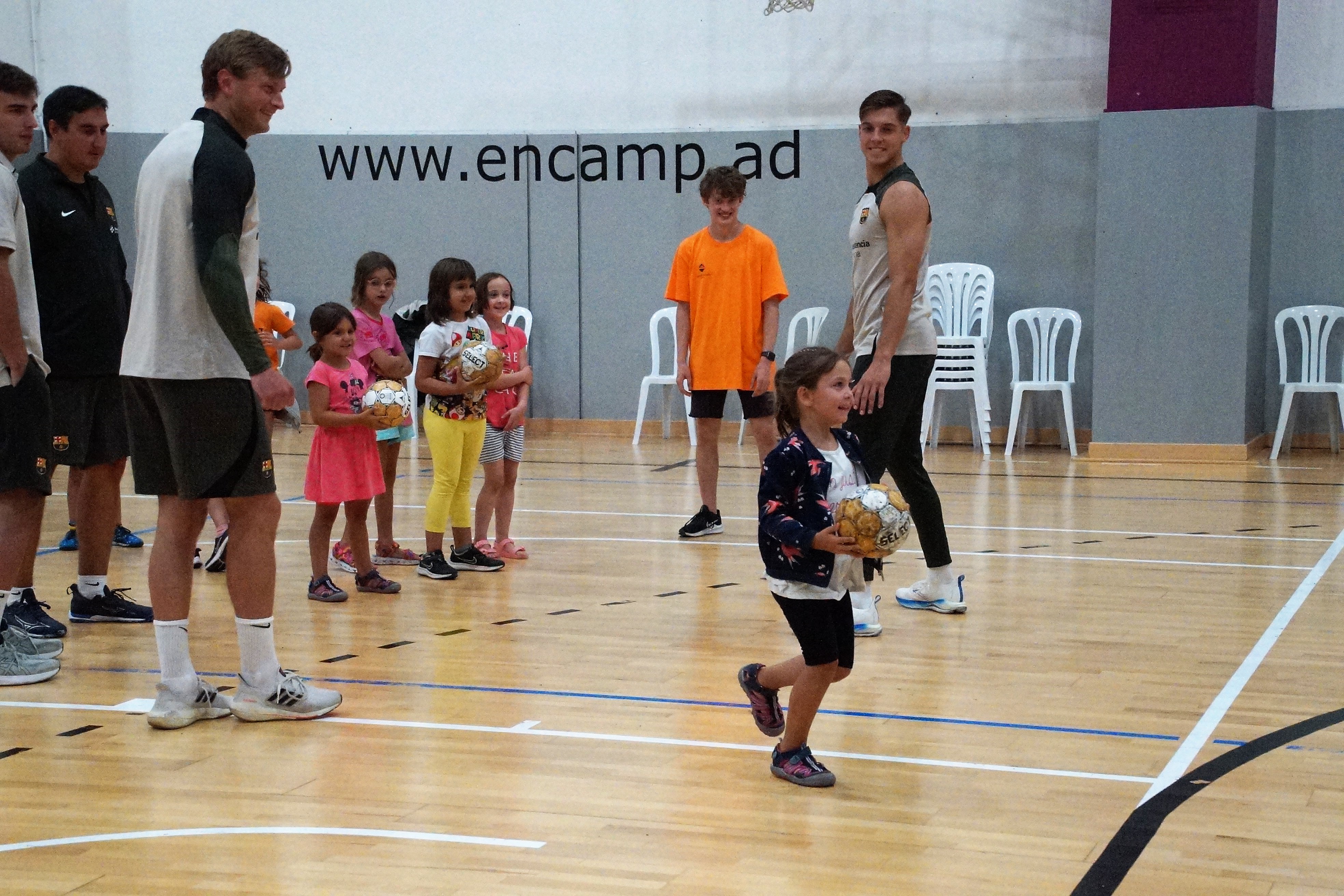 Activitat del Barça d'handbol amb els infants de l'Àrea de Jovent d'Encamp