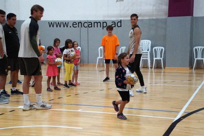 Activitat del Barça d'handbol amb els infants de l'Àrea de Jovent d'Encamp.