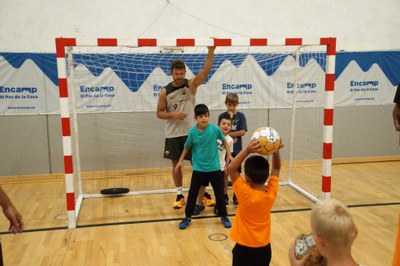 Activitat del Barça d'handbol amb els infants de l'Àrea de Jovent d'Encamp.