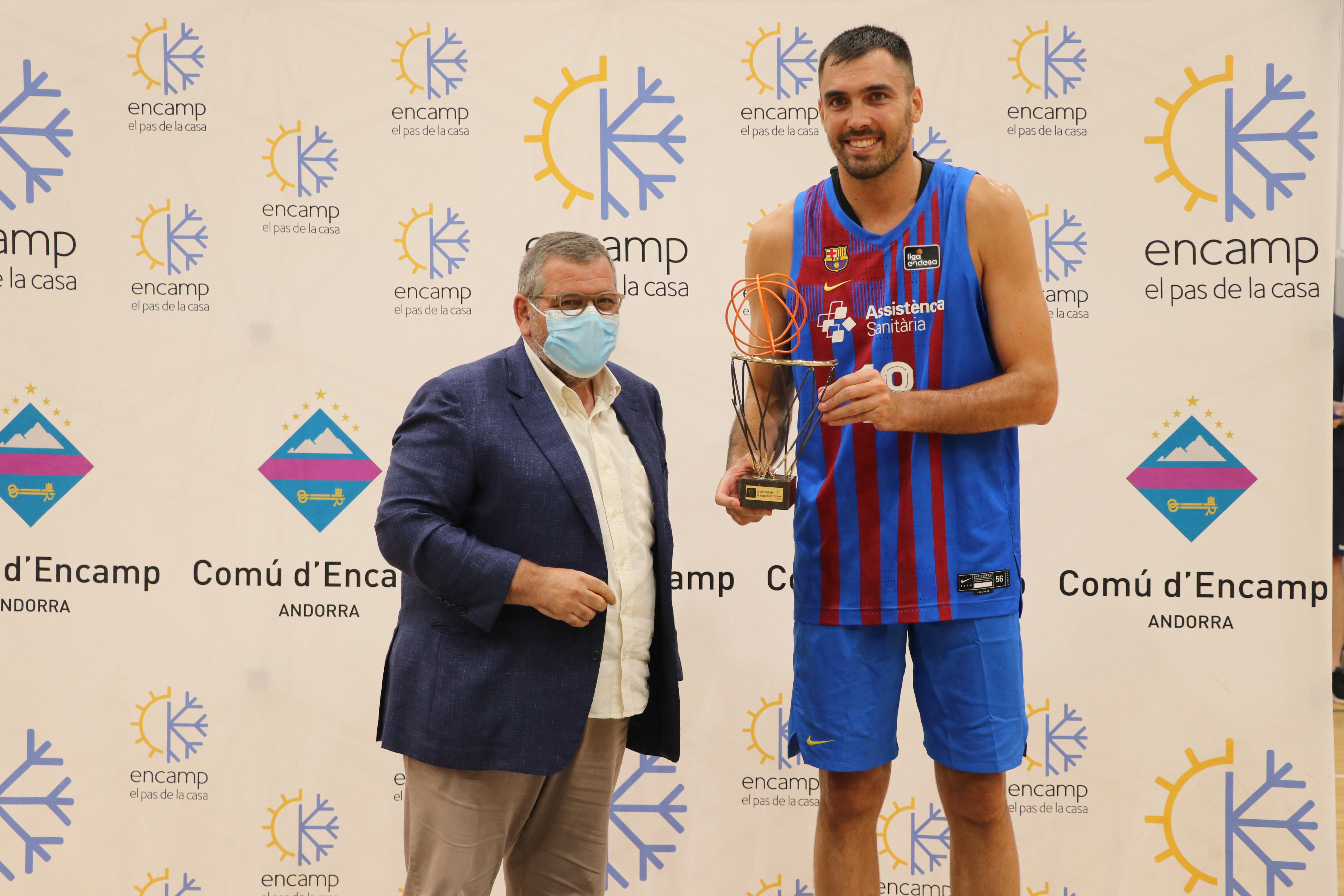 Entrega del trofeu per part del cònsol menor d'Encamp al capità del Barça 
