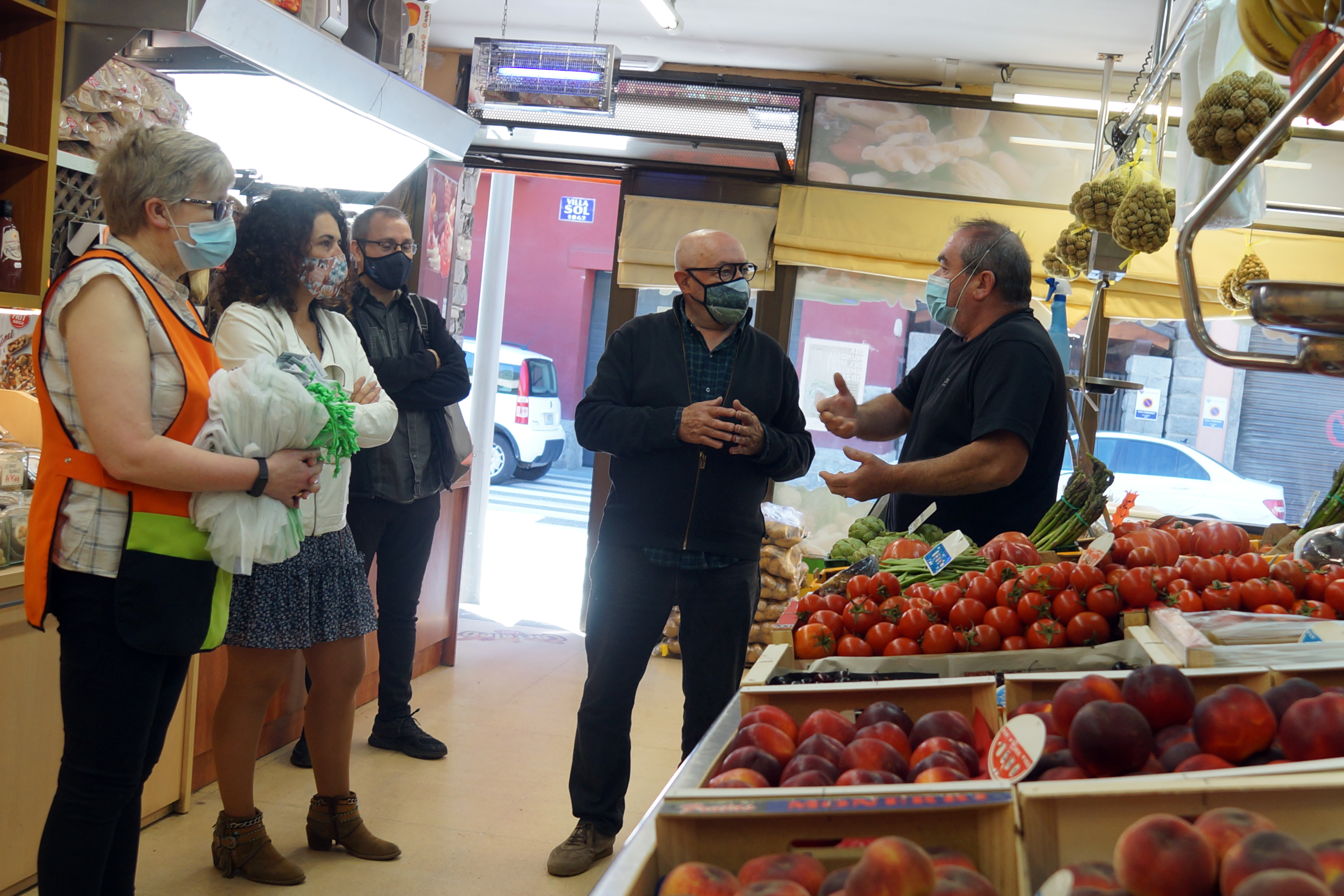 Entrega de bosses reutilitzables als comerços d'Encamp