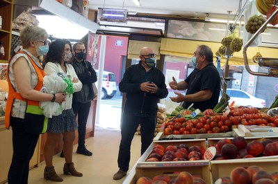 Entrega de bosses reutilitzables als comerços d'Encamp.