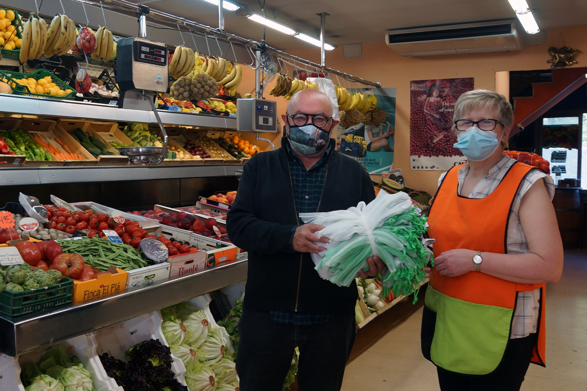 Entrega de bosses reutilitzables als comerços d'Encamp
