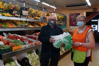 Entrega de bosses reutilitzables als comerços d'Encamp.