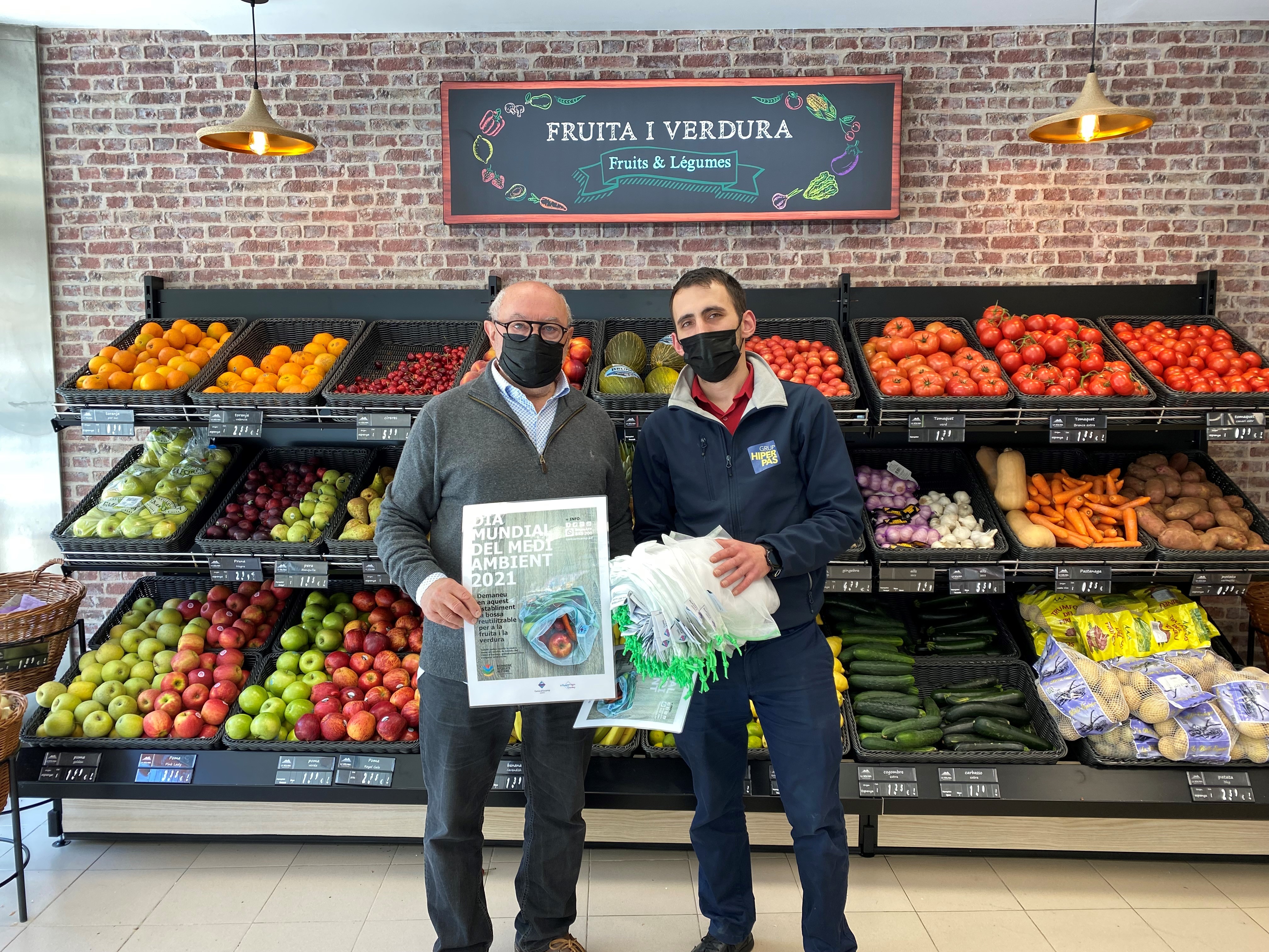 Entrega de bosses reutilitzables als supermercats del Pas de la Casa 