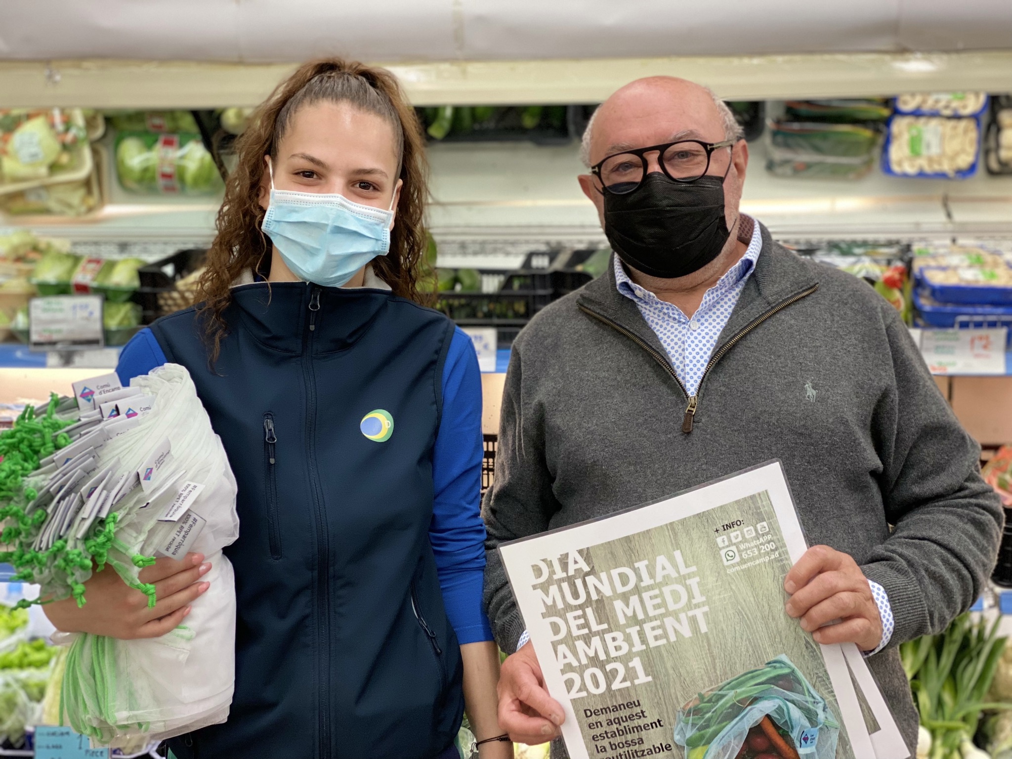 Entrega de les bosses reutilitzables als supermercats del Pas de la Casa