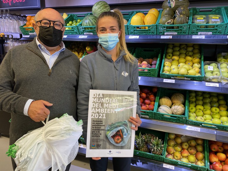 Entrega de les bosses reutilitzables als supermercats del Pas 