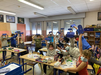 Repartiment de portaentrepans a les escoles del Pas .