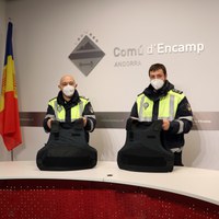 El Comú d'Encamp dota d'armilles de protecció als agents de circulació 