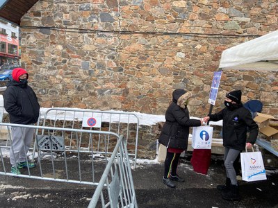 Repartiment de l'Escudella de Sant Antoni al Pas de la Casa. 17 de gener de 2021.