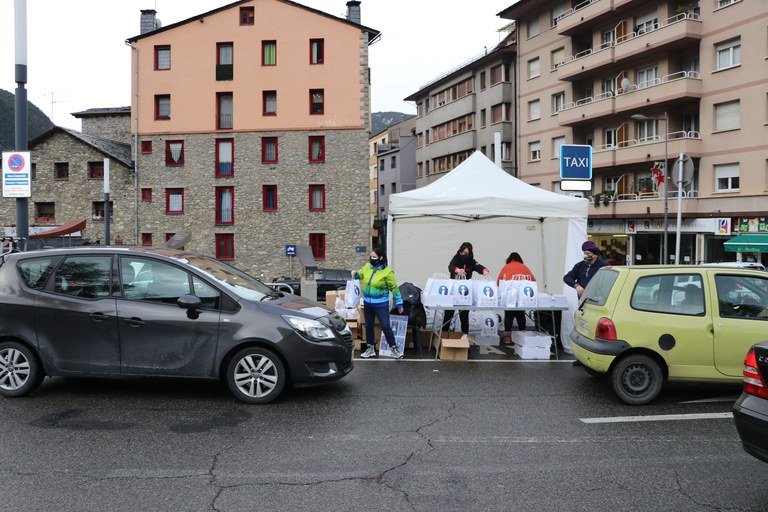 Repartiment de l'Escudella de Sant Antoni en versió StopLab a Encamp. 17 de gener de 2021