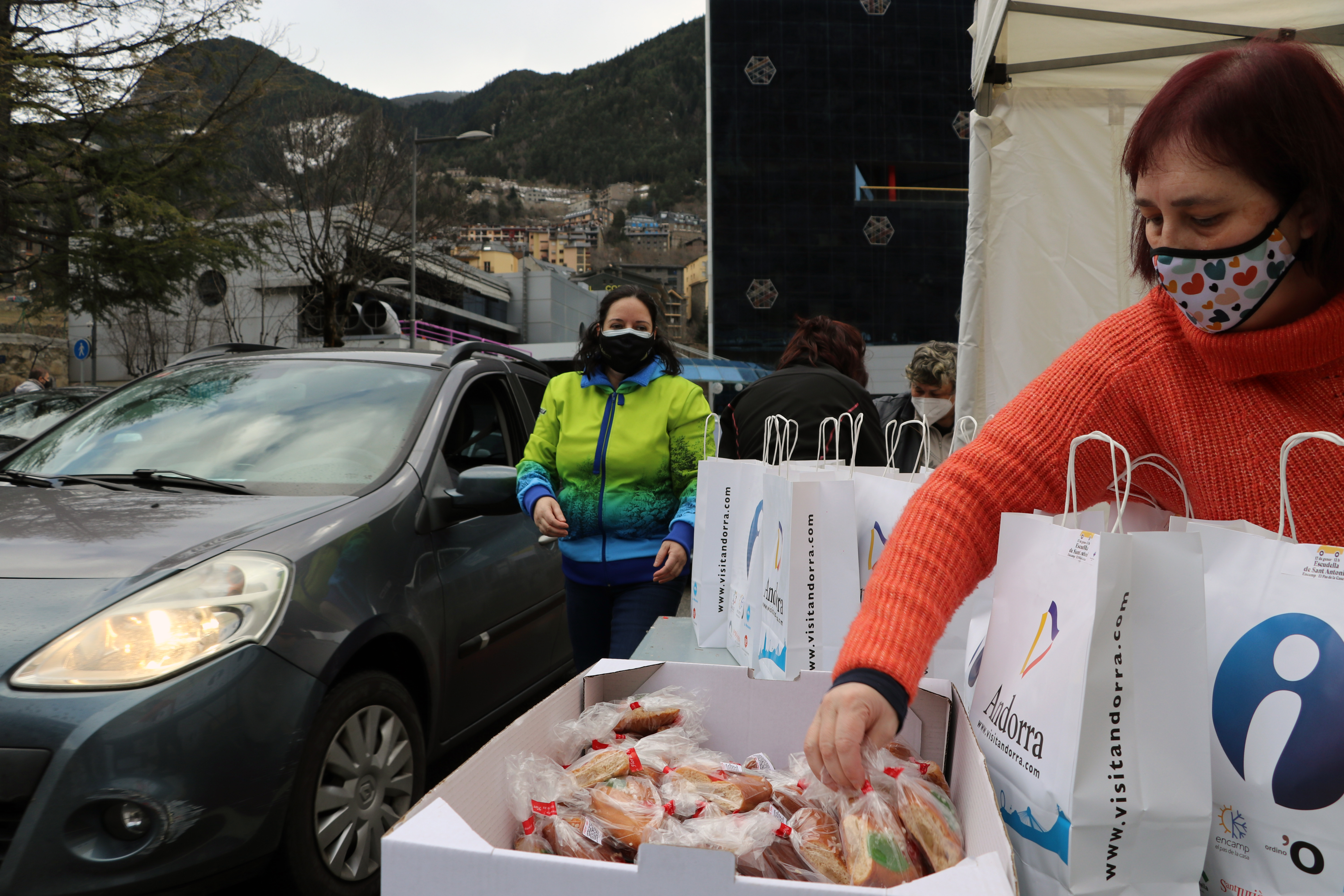 Repartiment de l'Escudella de Sant Antoni en versió StopLab a Encamp. 17 de gener de 2021